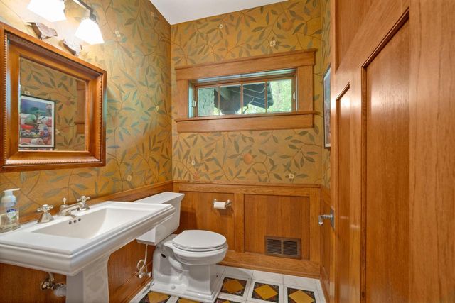 7541 S Cambridge DRIVE, Franklin, WI 53132