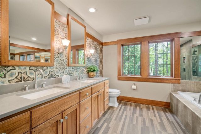 7541 S Cambridge DRIVE, Franklin, WI 53132