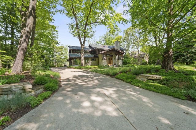 7541 S Cambridge DRIVE, Franklin, WI 53132
