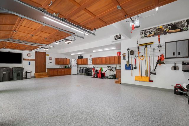 7541 S Cambridge DRIVE, Franklin, WI 53132