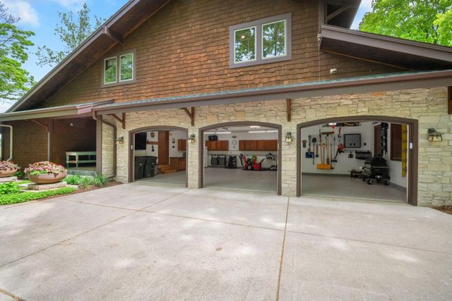 7541 S Cambridge DRIVE, Franklin, WI 53132