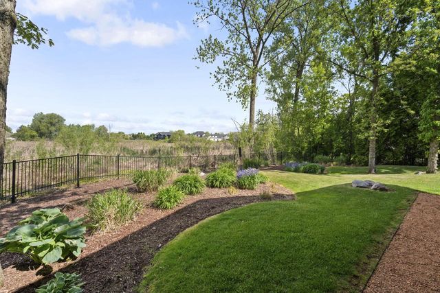 7541 S Cambridge DRIVE, Franklin, WI 53132