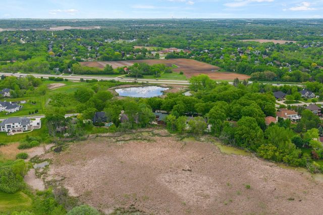 7541 S Cambridge DRIVE, Franklin, WI 53132