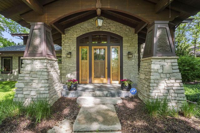 7541 S Cambridge DRIVE, Franklin, WI 53132