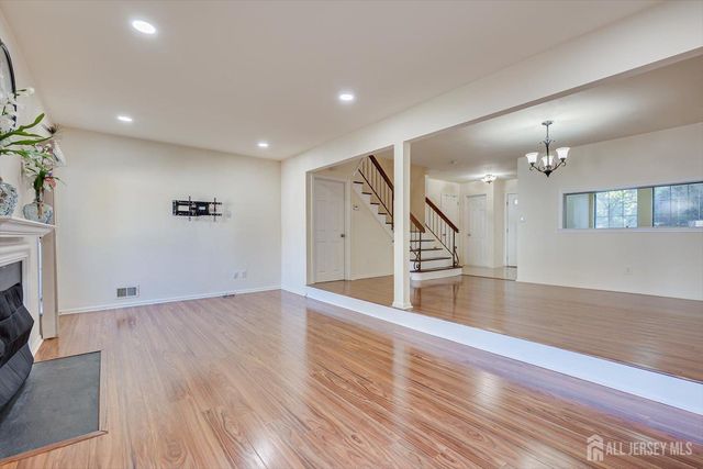 1402 Timber Oaks Road, Edison, NJ 08820