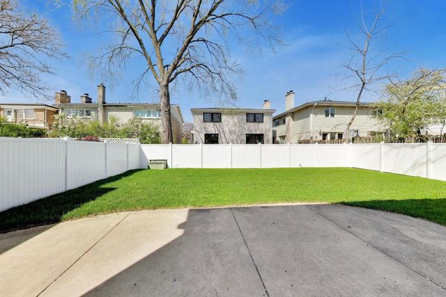 6850 Latrobe Avenue, Skokie, IL 60077