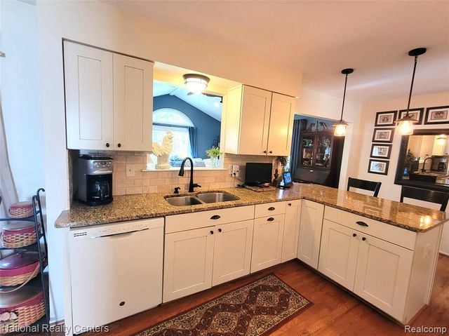 38630 Meeting House Lane, Livonia, MI 48154