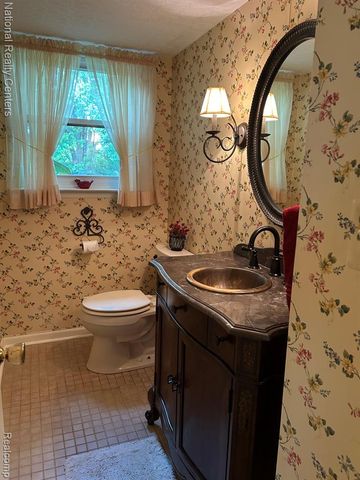 38630 Meeting House Lane, Livonia, MI 48154