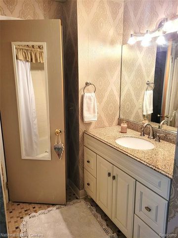 38630 Meeting House Lane, Livonia, MI 48154