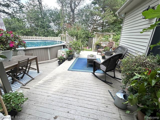 38630 Meeting House Lane, Livonia, MI 48154