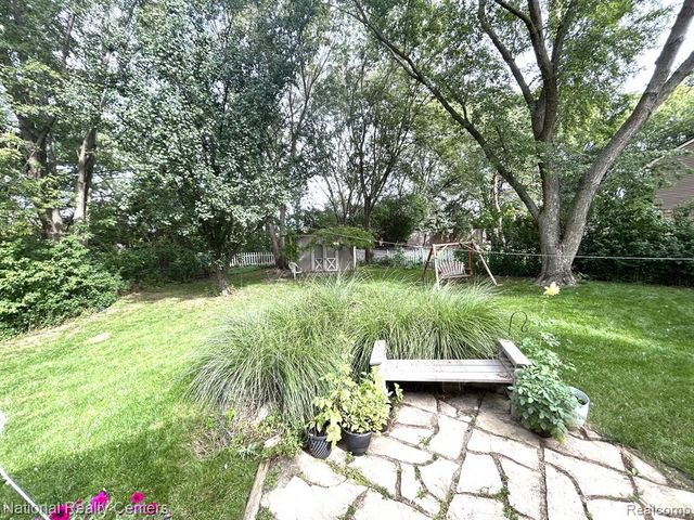 38630 Meeting House Lane, Livonia, MI 48154