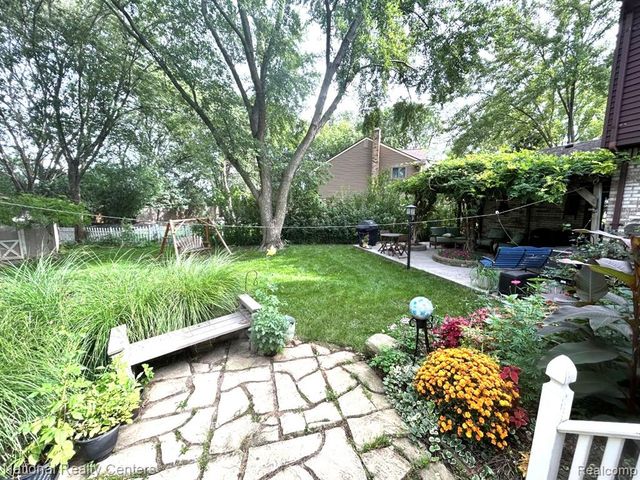 38630 Meeting House Lane, Livonia, MI 48154