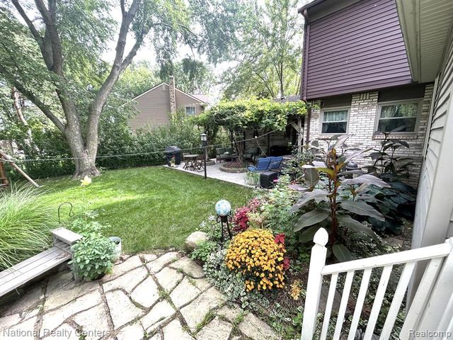 38630 Meeting House Lane, Livonia, MI 48154