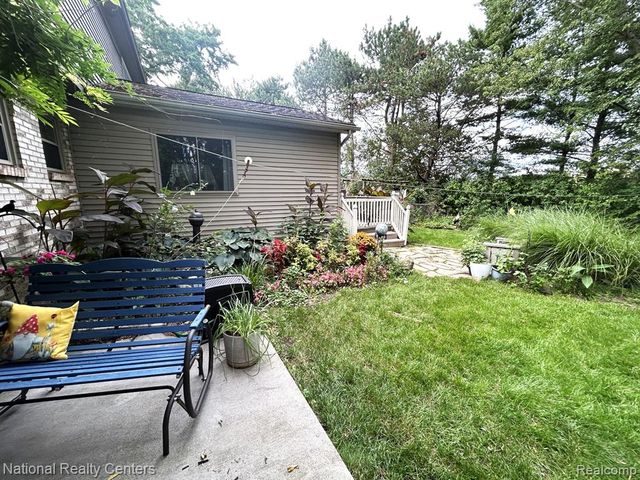 38630 Meeting House Lane, Livonia, MI 48154