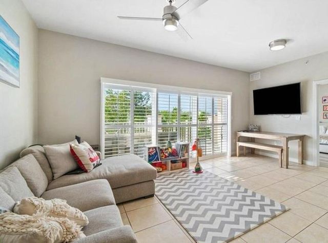 1931 NE 2nd Street 305, Deerfield Beach, FL 33441