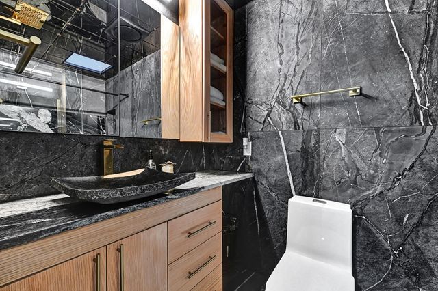 2100 Commonwealth Street, Houston, TX 77006