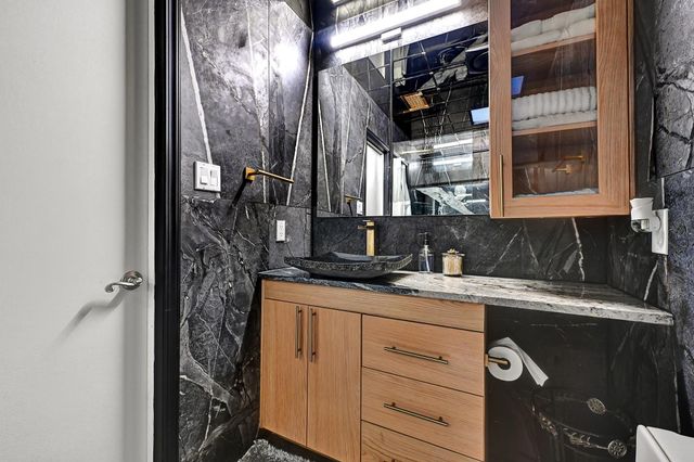 2100 Commonwealth Street, Houston, TX 77006