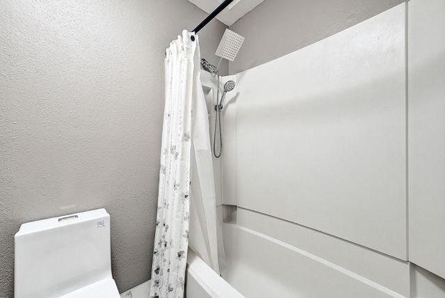 2100 Commonwealth Street, Houston, TX 77006