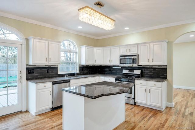 1 Crystal Court, Smithtown, NY 11787