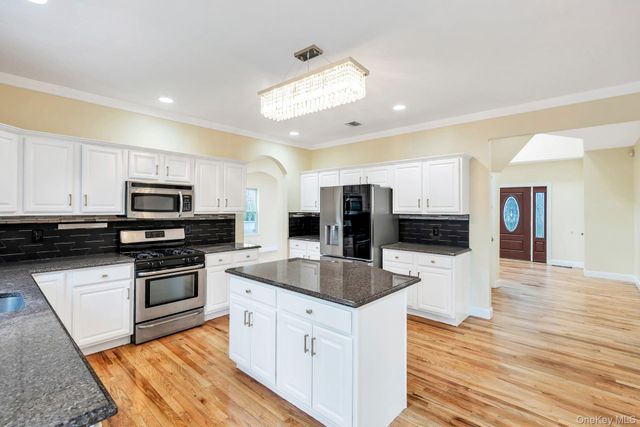 1 Crystal Court, Smithtown, NY 11787