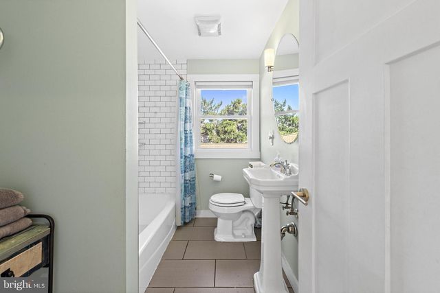 21 E 9 ST, Barnegat Light, NJ 08006