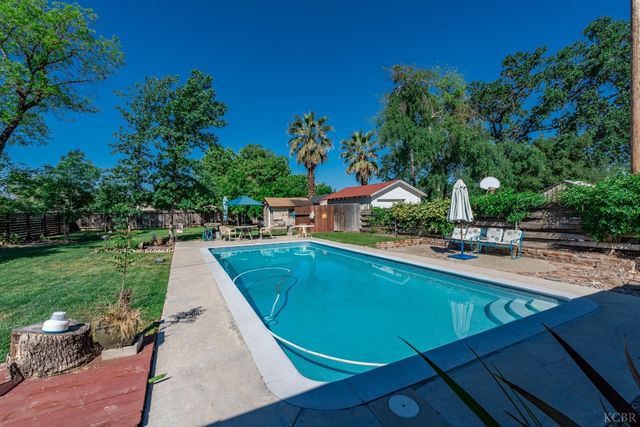 1512 Kaweah Street, Hanford, CA 93230