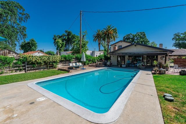 1512 Kaweah Street, Hanford, CA 93230