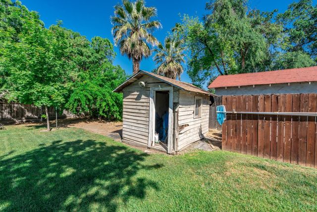 1512 Kaweah Street, Hanford, CA 93230