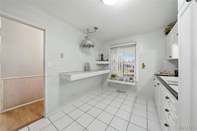 2633 Hadden Drive, St Louis, MO 63136