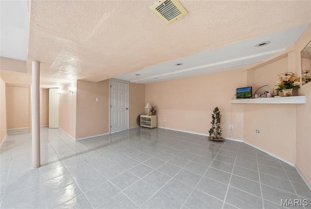 2633 Hadden Drive, St Louis, MO 63136