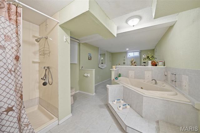 2633 Hadden Drive, St Louis, MO 63136