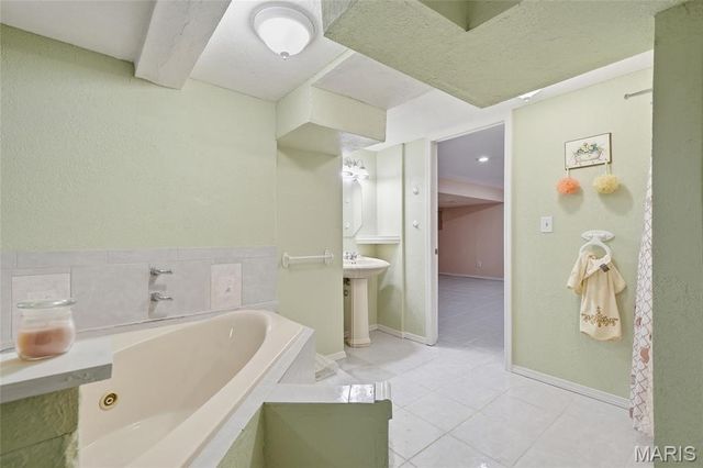 2633 Hadden Drive, St Louis, MO 63136