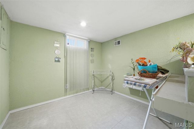 2633 Hadden Drive, St Louis, MO 63136