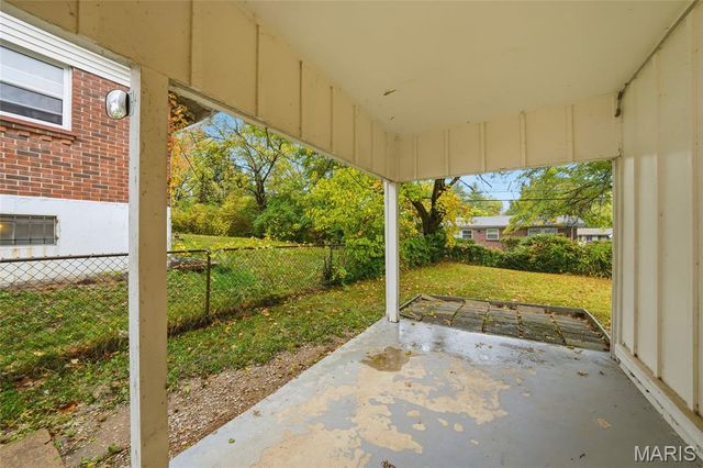 2633 Hadden Drive, St Louis, MO 63136