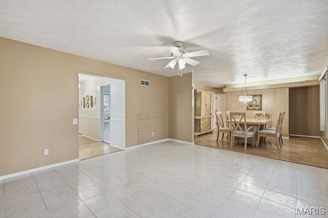 2633 Hadden Drive, St Louis, MO 63136