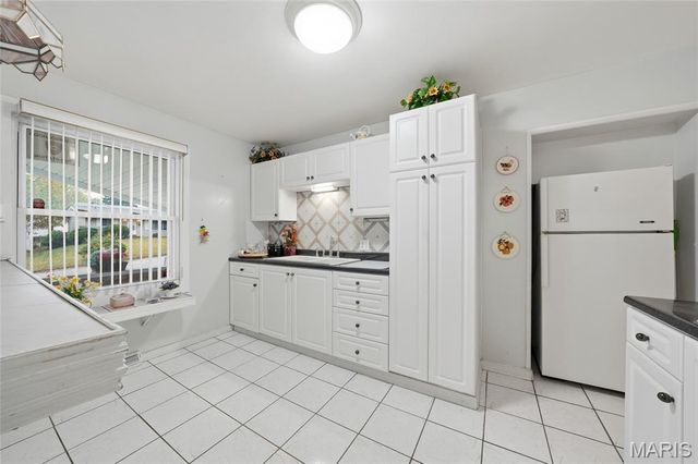 2633 Hadden Drive, St Louis, MO 63136