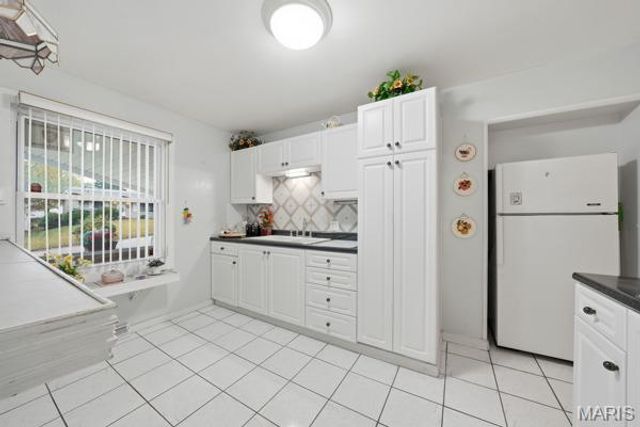 2633 Hadden Drive, St Louis, MO 63136