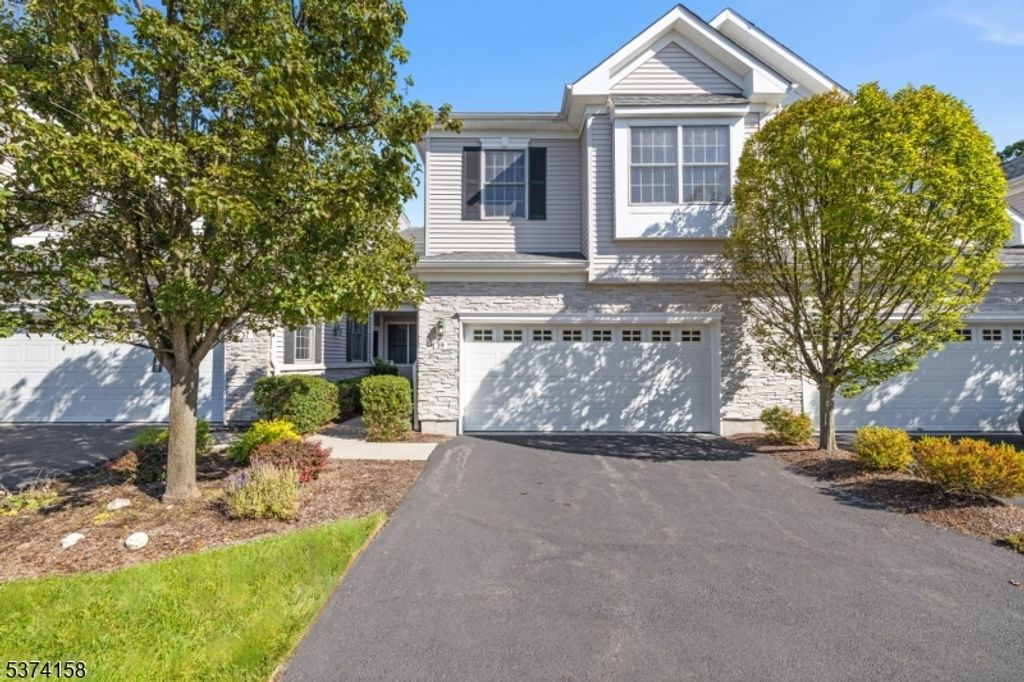 39 Schweinberg Dr, Roseland Boro, NJ 07068