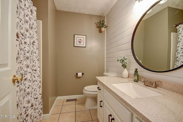 166 Nicole Drive, Mount Carmel, TN 37645