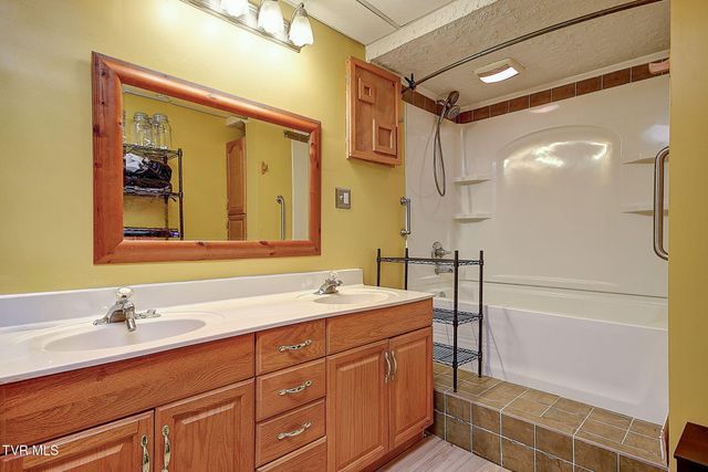 166 Nicole Drive, Mount Carmel, TN 37645