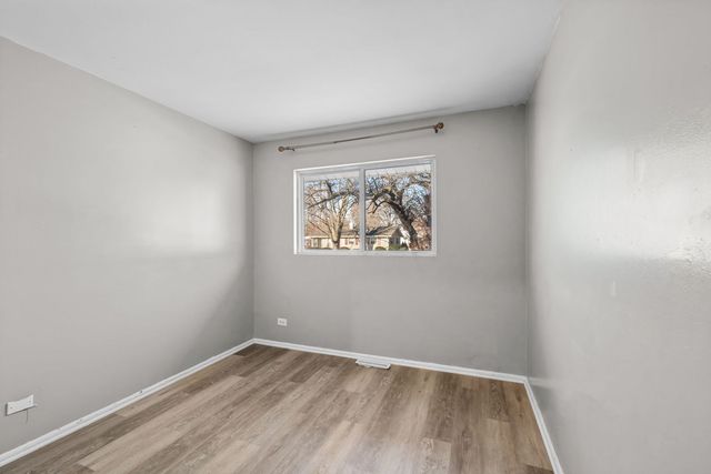 18945 W Old Plank Road, Grayslake, IL 60030