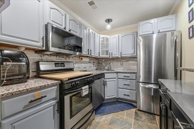 190 Lake Pointe Circle 190, Middle Island, NY 11953