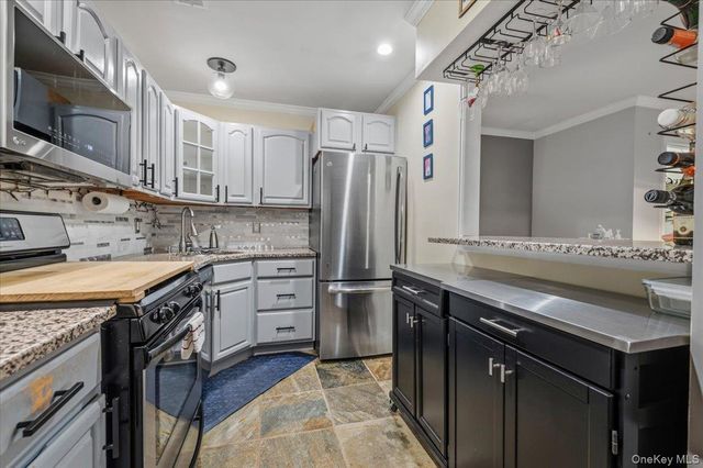 190 Lake Pointe Circle 190, Middle Island, NY 11953