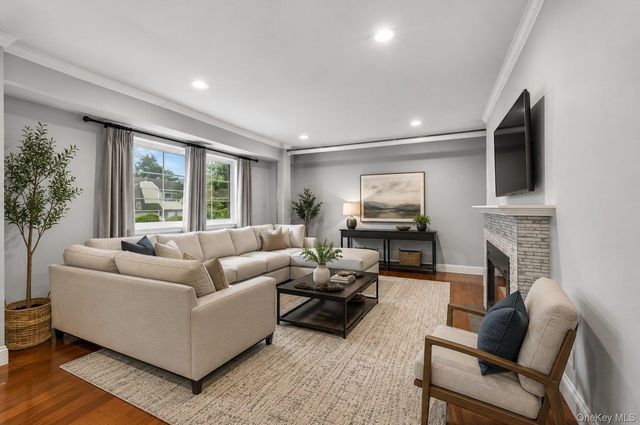 190 Lake Pointe Circle 190, Middle Island, NY 11953