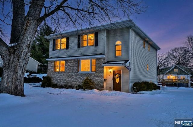 31 Smith Street, Waldwick, NJ 07463
