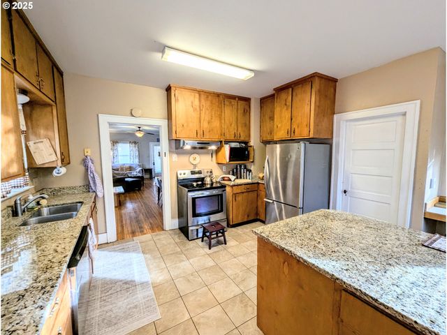 1302 9TH St, La Grande, OR 97850