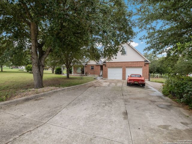 233 Garden Bend, La Vernia, TX 78121