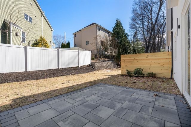 26 Wilson Cir 26, Newton, MA 02461