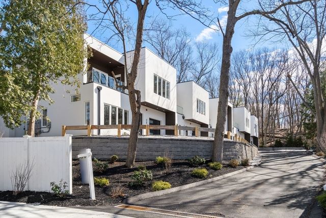26 Wilson Cir 26, Newton, MA 02461