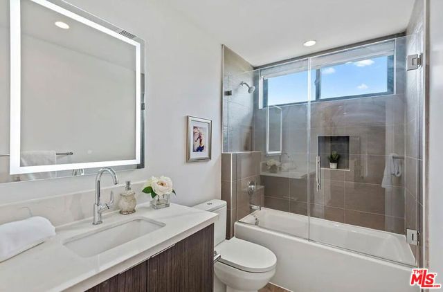 1906 Overland Avenue 201, Los Angeles, CA 90025